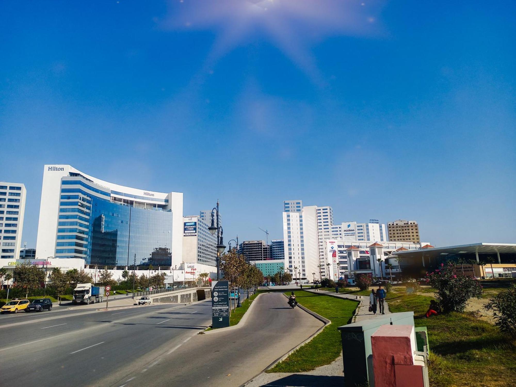 Amazing Appartement " Avec Climatisation " Au Centre Ville En Face Hilton & Gare Train De Tgv De Tanger 2N แทนเจียร์ ภายนอก รูปภาพ